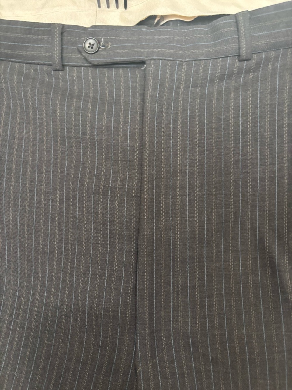Big and Tall Men's 2 pc. Charcoal Pinstripe suit 100% wool Geoffrey Beene. - Picture 9 of 10